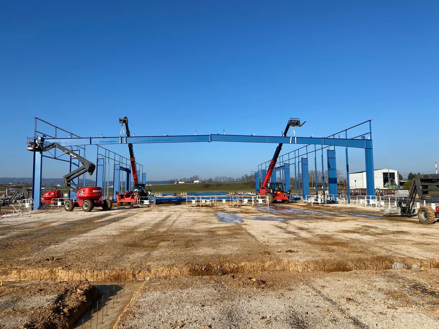 Charpente métallique d’un bâtiment industriel en cours de montage
