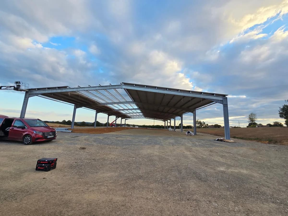Hangar agricole en charpente métallique avec couverture en cours de pose