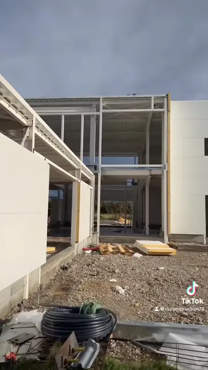 Pose de panneaux sandwich sur la façade d’un bâtiment